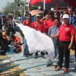 Kadispora Kukar beserta Asisten I Setkab Kukar saat membuka lomba balapan ketinting. 