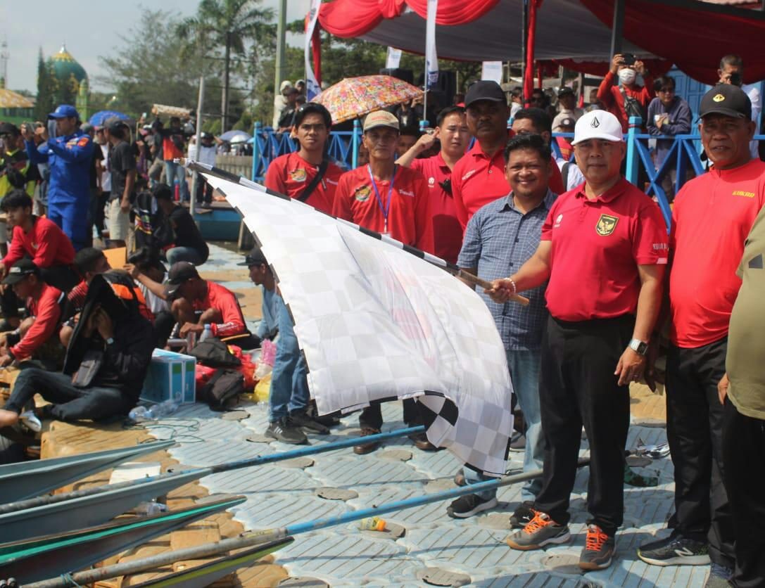 Kadispora Kukar beserta Asisten I Setkab Kukar saat membuka lomba balapan ketinting. 