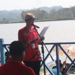 Asdar ketua panitia lomba balap ketinting saat memberikan laporan kegiatan.