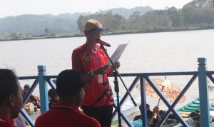 Balapan Ketinting 1 Asdar ketua panitia lomba balap ketinting saat memberikan laporan kegiatan.