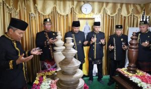 foto ziarah Sekda Kukar Sunggono beserta jajaran Forkopimda saat melaksanakan doa bersama di makam Aji Imbut.