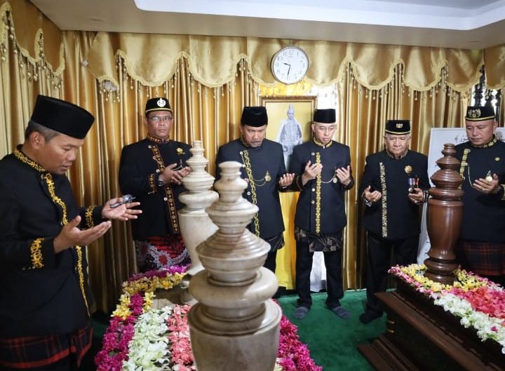 Sekda Kukar Sunggono beserta jajaran Forkopimda saat melaksanakan doa bersama di makam Aji Imbut.