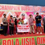 Pembagian hadiah kepada para juara Bupati Cup 2023.