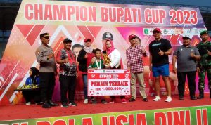 Pembagian hadiah kepada para juara Bupati Cup 2023.