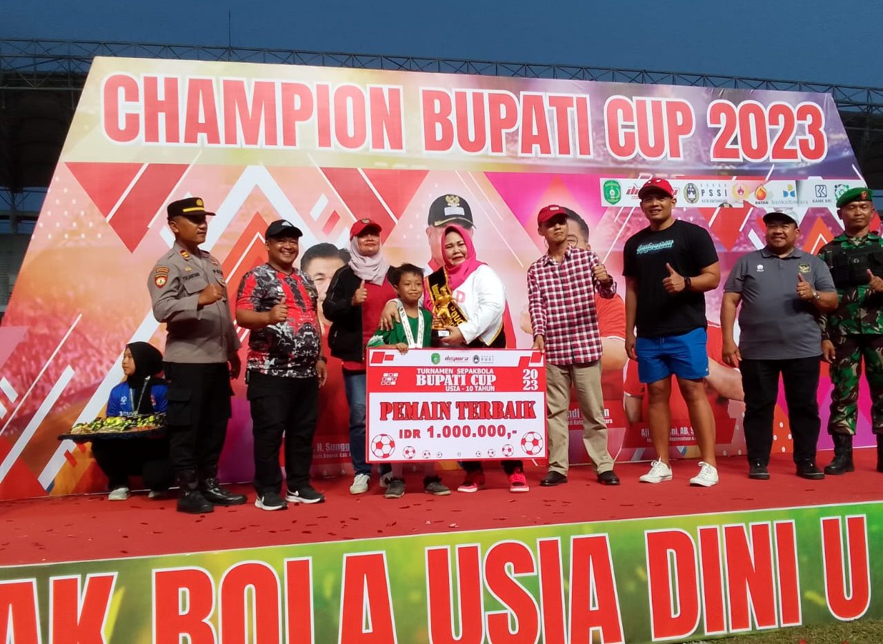 Pembagian hadiah kepada para juara Bupati Cup 2023.