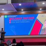 Kepala Dinas Koperasi dan UKM saat membacakan sambutan Bupati Edi Damansyah. 