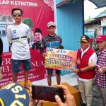 Asisten II Setkab Kukar Wiyono saat membagikan hadiah kepada para pemenang lomba balap ketinting. 