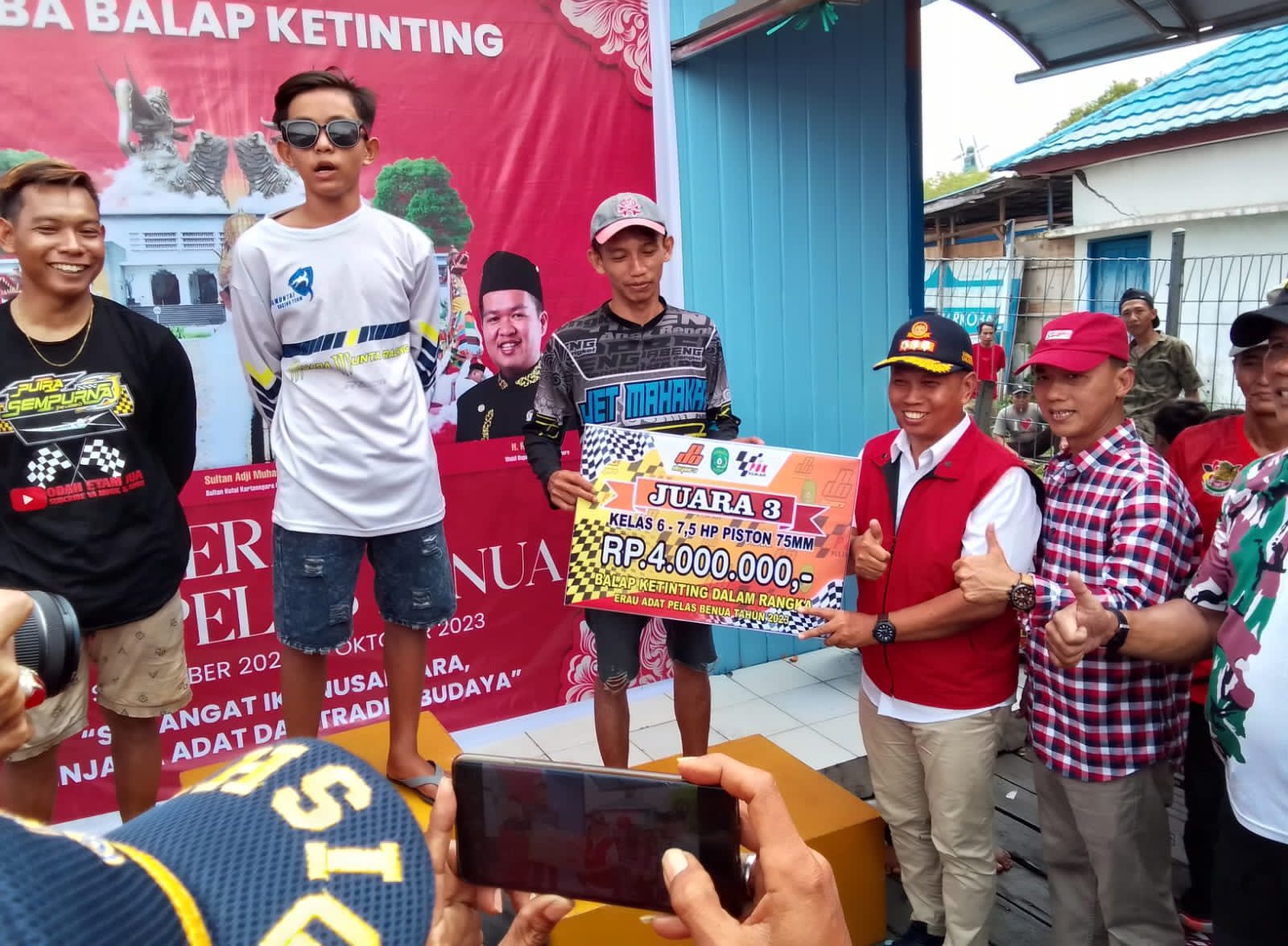 Asisten II Setkab Kukar Wiyono saat membagikan hadiah kepada para pemenang lomba balap ketinting. 