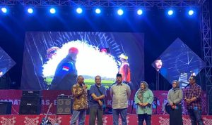 launching buku Bupati Edi Damansyah di acara launching buku Mengayuh Waktu Membangun Kukar.