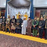 Bupati Kukar, Edi Damansyah beserta pihak Kesultanan saat menghadiri perebahan Tiang Ayu.