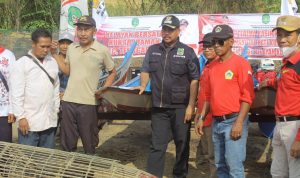 Lurah Mangkurawang, Sufiansyah saat menerima bantuan dari Bupati Edi Damansyah.