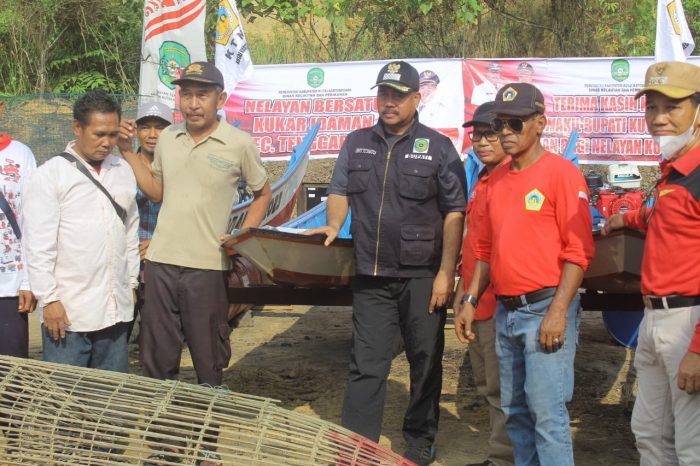 Lurah Mangkurawang, Sufiansyah saat menerima bantuan dari Bupati Edi Damansyah.