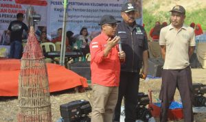 Bupati Edi Damansyah saat memberikan bantuan kepada KUB Kelurahan Mangkurawang.