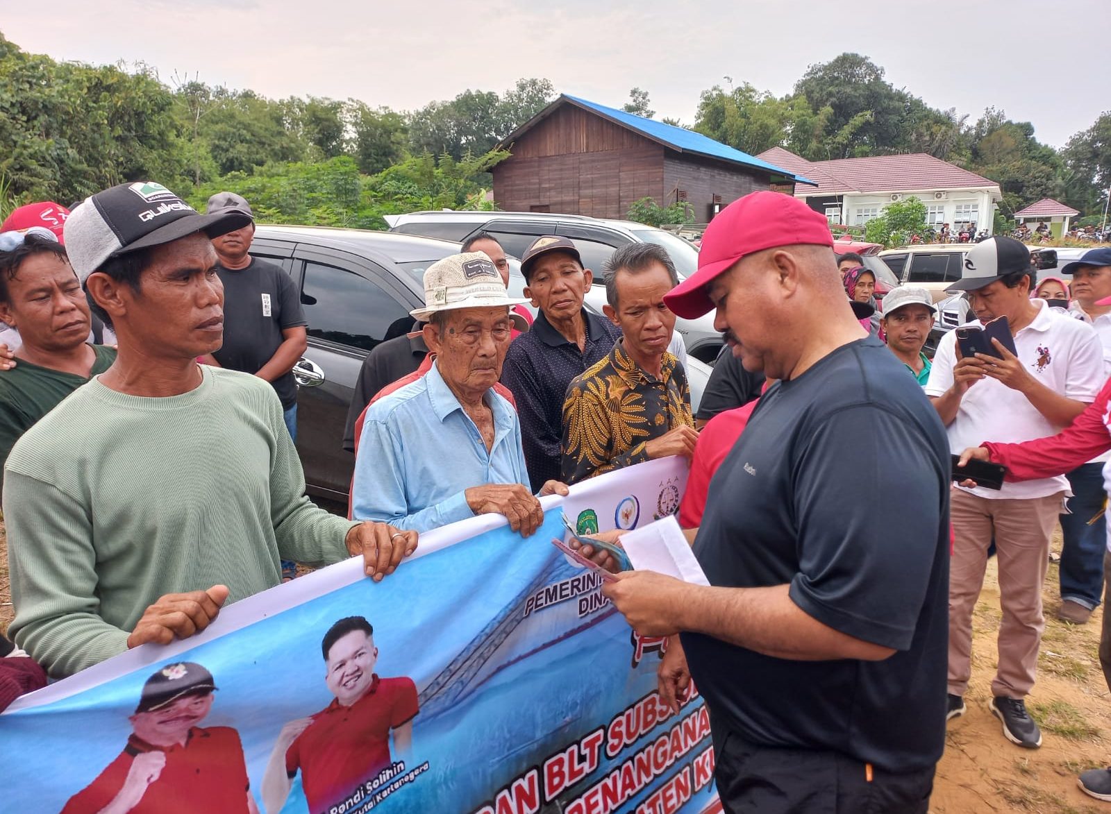 Bupati Edi Damansyah saat menyerahkan bantuan kepada kelompok tani.