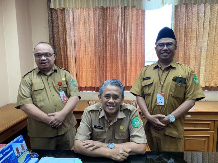 Kadis Ketahanan Pangan Kukar, Sutikno (tengah) dan Kabid.