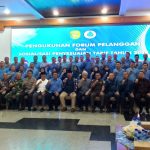 Bupati Kukar, Edi Damansyah beserta jajaran pegawai Perumda Tirta Mahakam Kukar dan pengurus Forum Langganan PDAM Kukar.