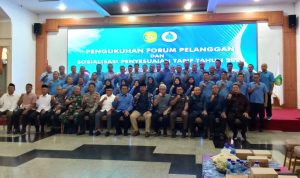 Bupati Kukar, Edi Damansyah beserta jajaran pegawai Perumda Tirta Mahakam Kukar dan pengurus Forum Langganan PDAM Kukar.