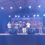 Jajaran Dispar Kukar beserta pemerintah Desa Sebulu.