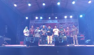 Jajaran Dispar Kukar beserta pemerintah Desa Sebulu.