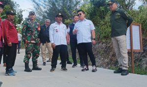 IMG-20231015-WA0050 Wakil Bupati Kutai Kartanegara, Rendi Solihin saat meninjau pembangunan jalan. (Istimewa)
