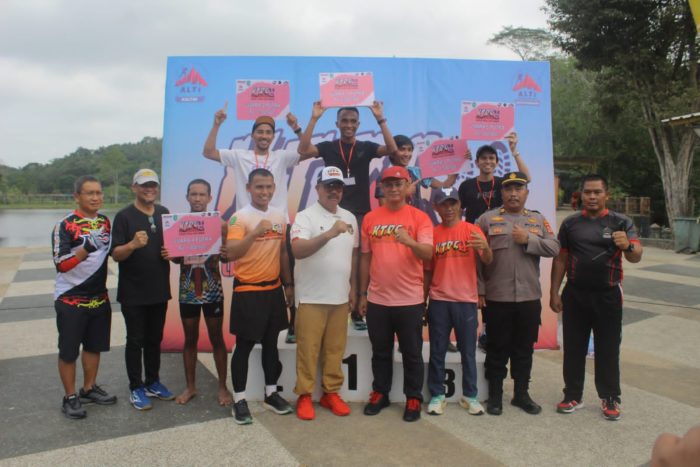 Bupati Kukar Edi Damansyah beserta para juara lomba KTRS.