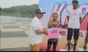 IMG-20231016-WA0014 Bupati Kukar, Edi Damansyah saat menyerahkan hadiah kepada pemenang lomba.