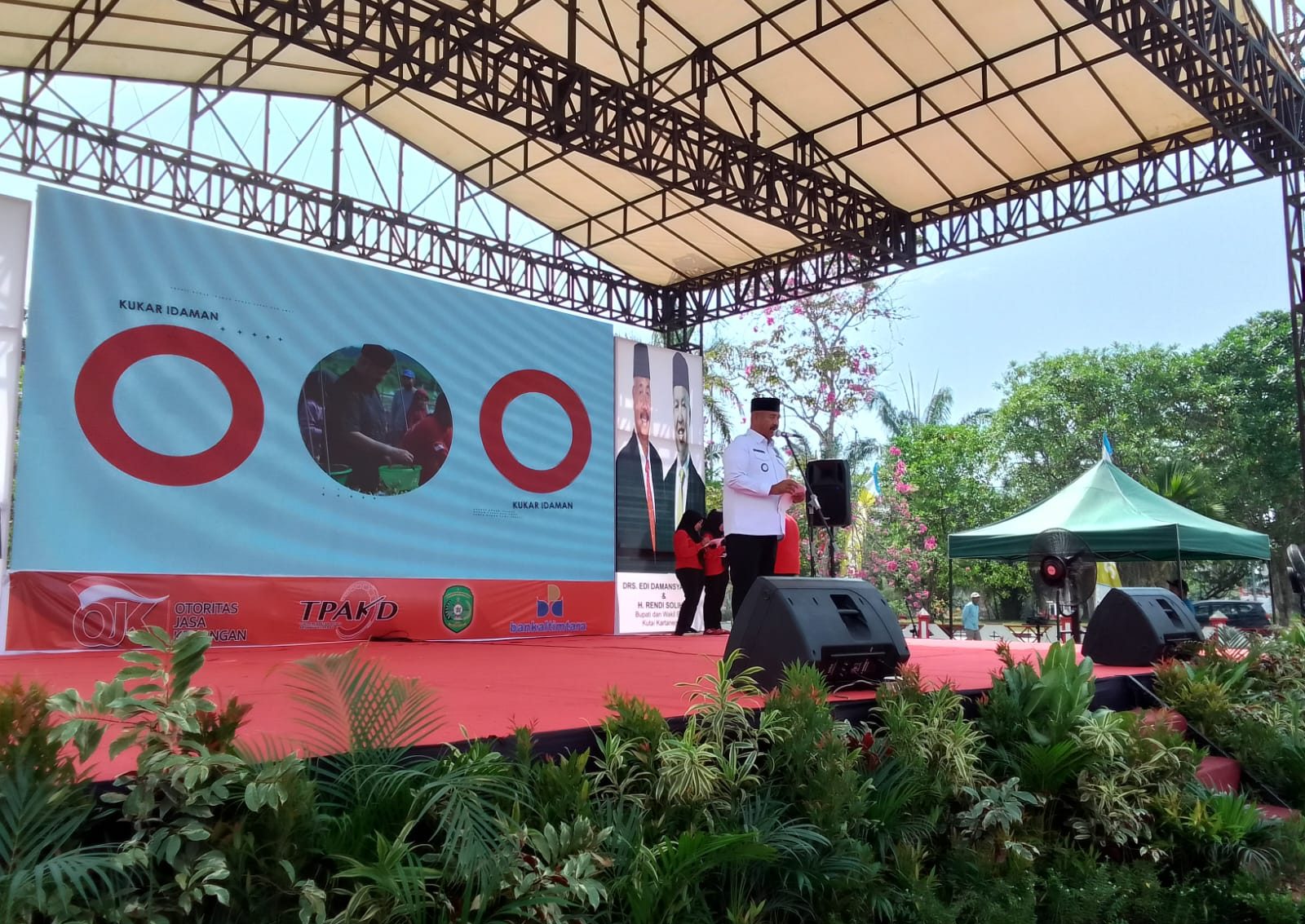 Bupati, Edi Damansyah saat menyampaikan sambutan di acara gerakan pangan murah.