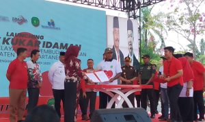 IMG-20231018-WA0005 Perwakilan petani di Kukar penerima bantuan dari Pemkab Kukar.