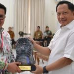 Wakil Bupati Kukar, Rendi Solihin saat menerima penghargaan dan Kementrian Dalam Negeri, Tito Karnavian.