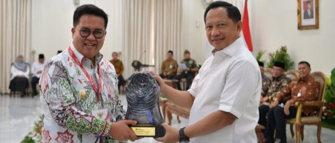 Wakil Bupati Kukar, Rendi Solihin saat menerima penghargaan dan Kementrian Dalam Negeri, Tito Karnavian.