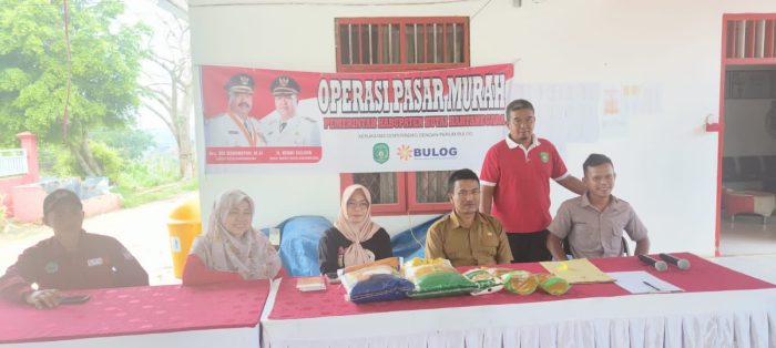 Pelaksanaan operasi pasar murah yang digelar Disperindag Kukar di Kelurahan Bukit Biru.
