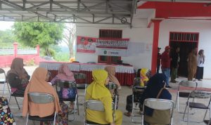 Pelaksanaan operasi pasar murah yang dilaksanakan oleh Disperindag Kukar di Kelurahan Bukit Biru.