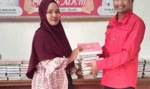 IMG-20231026-WA0050 Lurah Maluhu, Tri Joko Kuncoro saat menyerahkan bantuan Alquran.