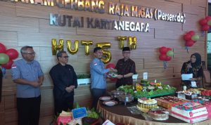 IMG-20231027-WA0009 Momen pemotongan tumpeng di acara syukuran HUT PT MGRM.