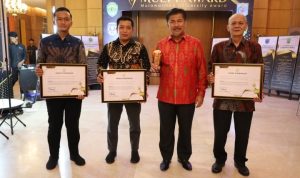 IMG-20231103-WA0003 Sekda Kukar Sunggono saat menerima penghargaan.