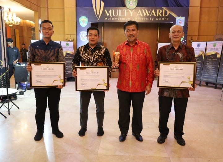 Sekda Kukar Sunggono saat menerima penghargaan.