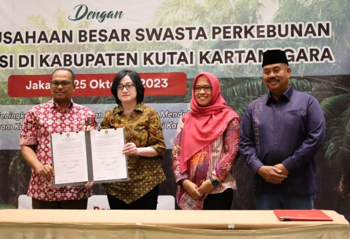 Jajaran Pemkab Kukar dan perwakilan perusahaan perkebunan penerima penghargaan.