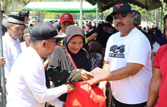 Momen Bupati Kukar Edi Damansyah membagikan sembako kepada masyarakat pra sejahtera.