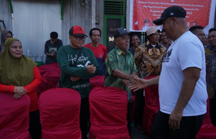 Bupati Edi Damansyah bersama warga Desa Liang Ulu.