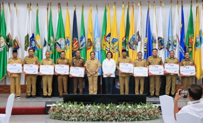 Bupati Edi Damansyah dan kepala daerah lainnya bersama Mendagri Tito Karnavian.