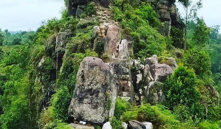 Batu Dinding salah satu objek wisata di Samboja Barat.