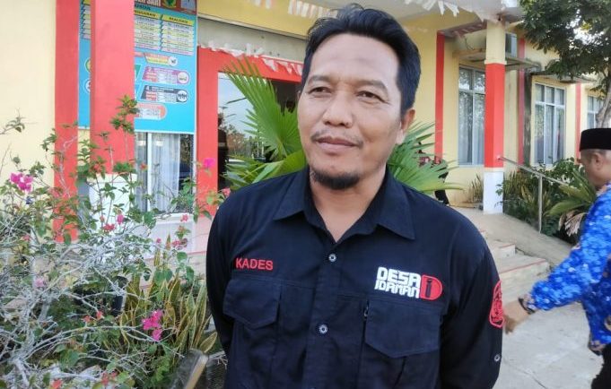 Kepala Desa Sumber Sari, Sutarno.