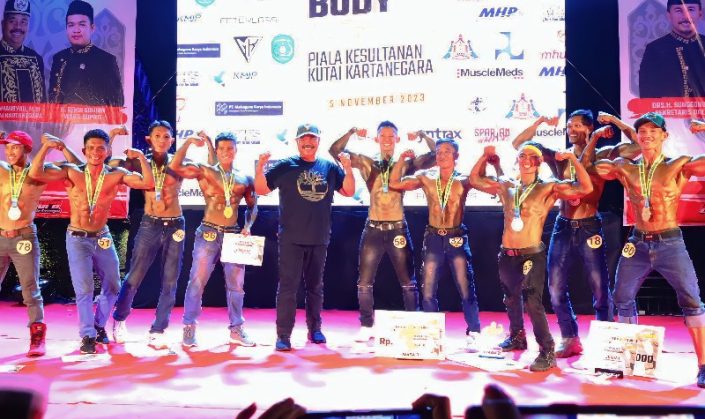 Bupati Kutai Kartanegara Edi Damansyah bersama para atlet body fitnes.
