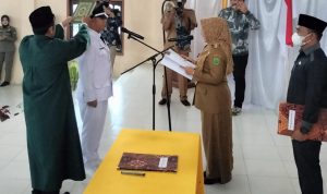 19-Udn bupati Bupati Berau, Sri Juniarsih Mas melantik Pejabat Kepala Kampung Sei Bebanir Bangun, Hermansyah.