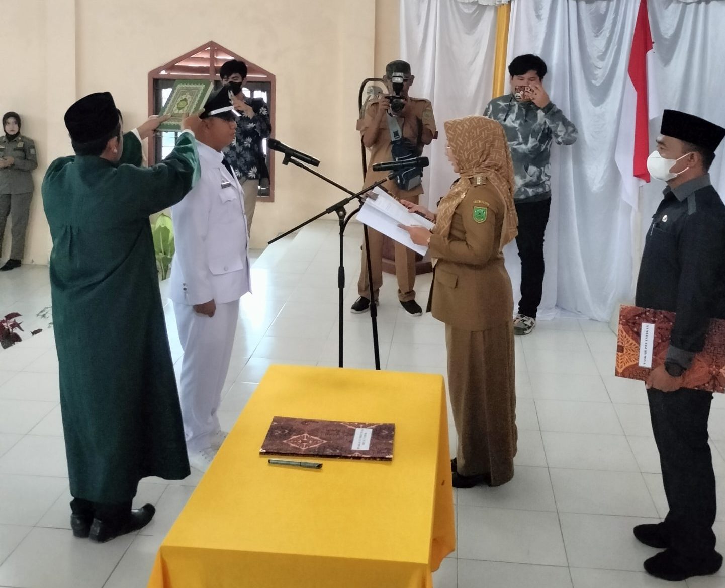 Bupati Berau, Sri Juniarsih Mas melantik Pejabat Kepala Kampung Sei Bebanir Bangun, Hermansyah.