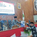 Anggota DPRD Kutim, Jimmy (kanan) ketika menghadiri rapat sidang Paripurna ke -11 di ruang Utama DPRD.