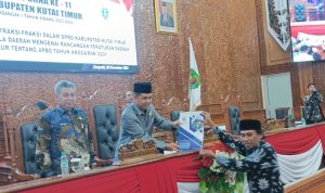 IMG-20231207-WA0059 Anggota DPRD Kutim, Jimmy (kanan) ketika menghadiri rapat sidang Paripurna ke -11 di ruang Utama DPRD.