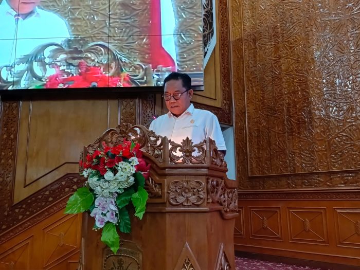 Adi Sutiyanto ketika menyampaikan masukan dan saran saat Sidang Paripurna di ruang utama DPRD Kutim