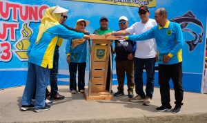 foto bersama saat menekan tombol sirine sebagai tanda dibukanya kegiatan Manutung Jukut