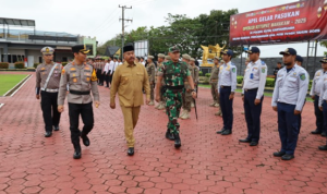 Bupati Kutai Kartanegara, Edi Damansyah pimpin apel gelar pasukan Operasi Ketupat Mahakam Tahun 2025 bersama dengan Polres Kukar